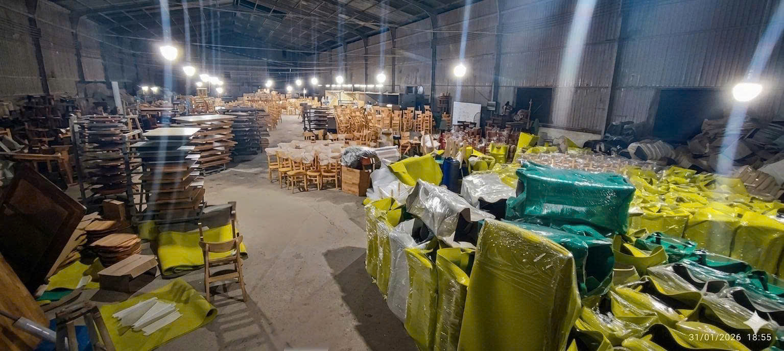Xưởng sản xuất Nội Thất Phương Viên tại Đồng Nai ( kho hàng tại TPHCM) — bàn ghế gỗ cao su đóng gói chuẩn bị giao hàng